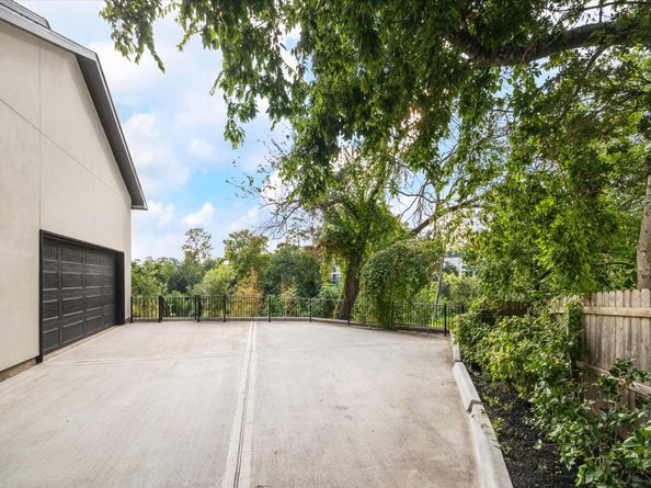 11 River Circle, Houston TX 77063