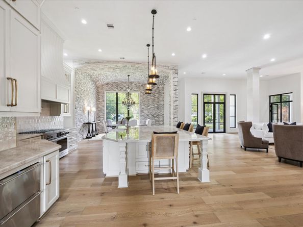 11 River Circle, Houston TX 77063