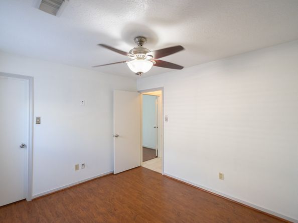 16039 Surrey Woods Drive, Friendswood TX 77546