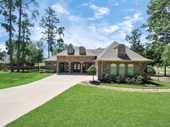 702 Fairway Oaks