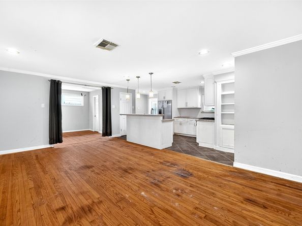 1910 Woodcrest Drive, Houston TX 77018