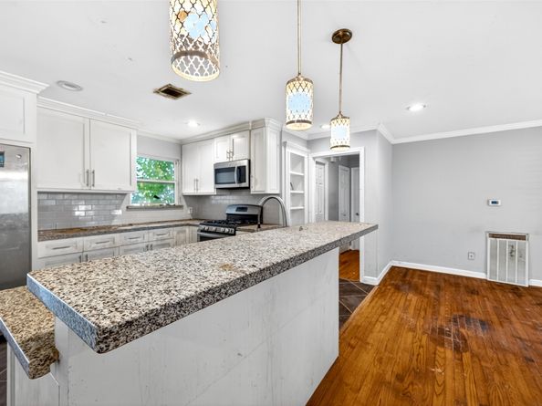 1910 Woodcrest Drive, Houston TX 77018