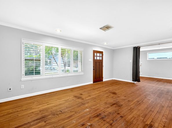 1910 Woodcrest Drive, Houston TX 77018