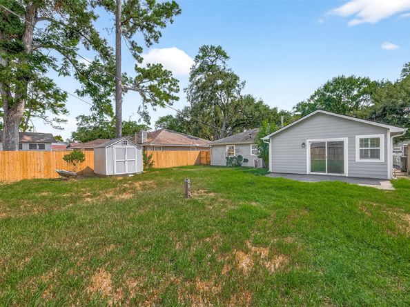 1910 Woodcrest Drive, Houston TX 77018