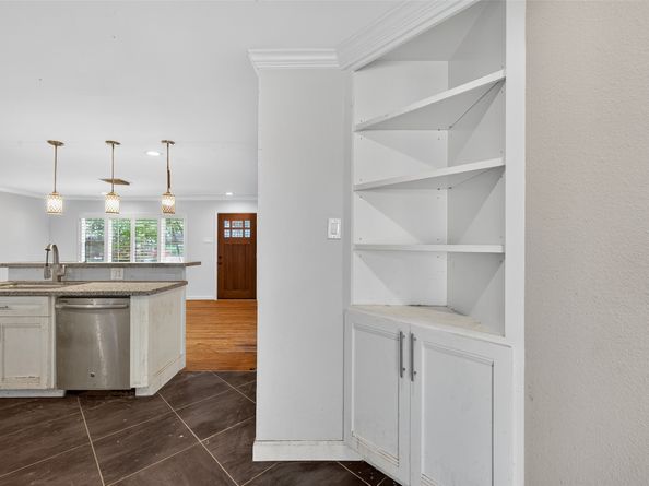1910 Woodcrest Drive, Houston TX 77018