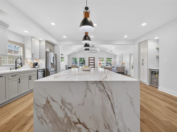 906 Eleanor Street, Houston TX 77009