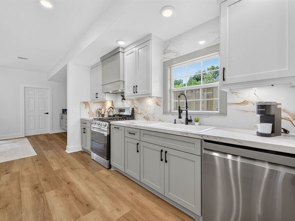 906 Eleanor Street, Houston TX 77009