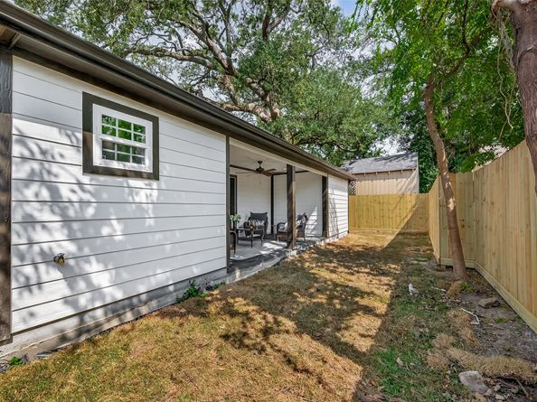 906 Eleanor Street, Houston TX 77009