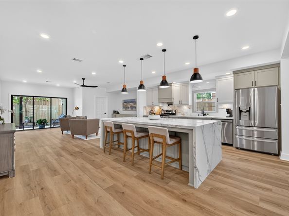 906 Eleanor Street, Houston TX 77009