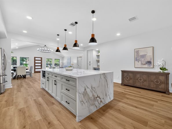 906 Eleanor Street, Houston TX 77009