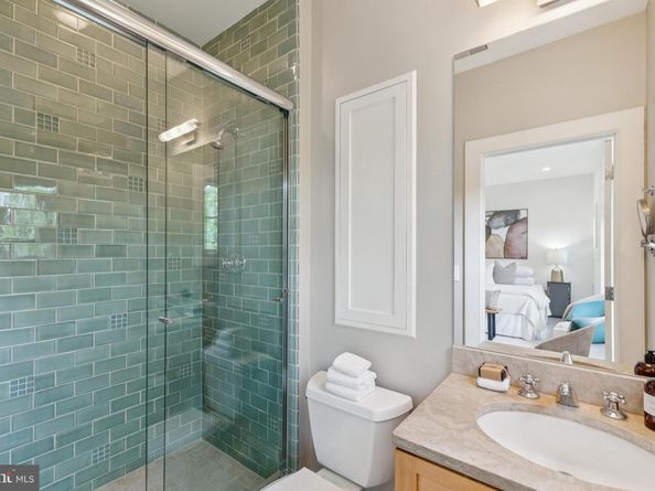 2915 38TH Street NW, Washington DC 20016