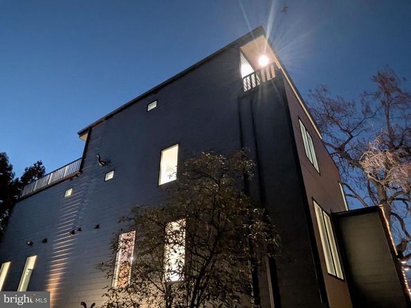 818 N Edgewood Street, Arlington VA 22201