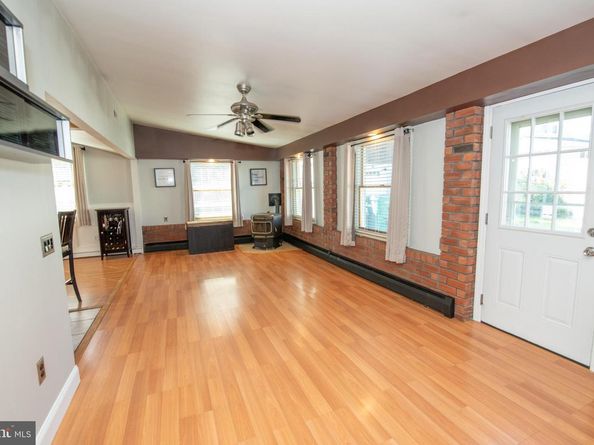 7 Canal Road, Levittown PA 19057