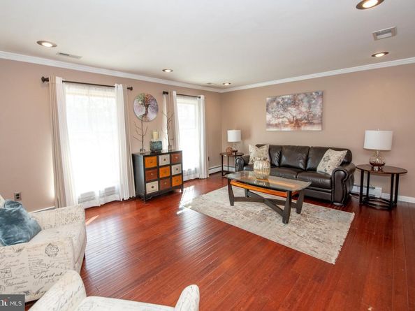 7 Canal Road, Levittown PA 19057