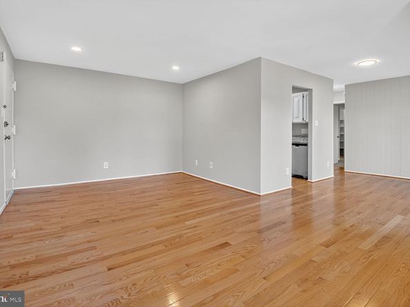 2907 Charing Cross Road 14, Falls Church VA 22042