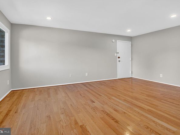 2907 Charing Cross Road 14, Falls Church VA 22042