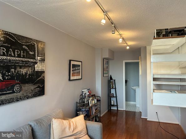 1800 R Street NW 808, Washington DC 20009