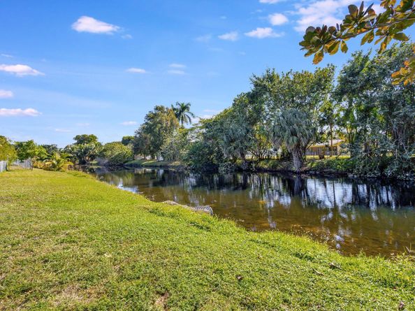 134 Sparrow Dr A, Royal Palm Beach FL 33411