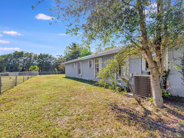 134 Sparrow Dr A, Royal Palm Beach FL 33411