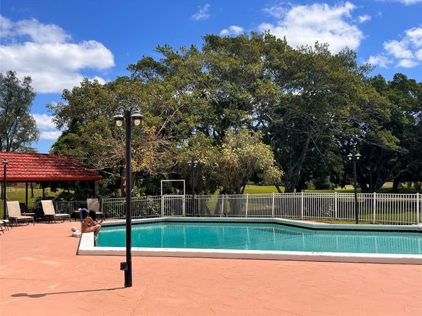 7041 Environ Blvd 327, Lauderhill FL 33319