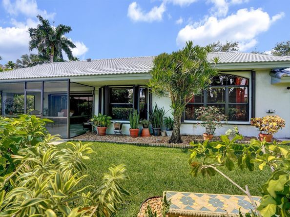 19441 NW 3rd St, Pembroke Pines FL 33029