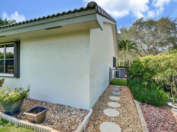 19441 NW 3rd St, Pembroke Pines FL 33029