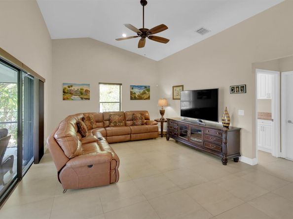 19441 NW 3rd St, Pembroke Pines FL 33029