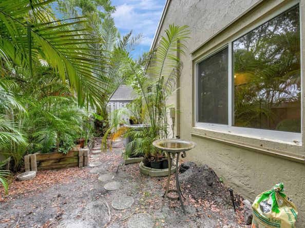 134 E Riverbend Dr, Sunrise FL 33326