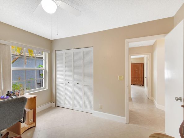 134 E Riverbend Dr, Sunrise FL 33326