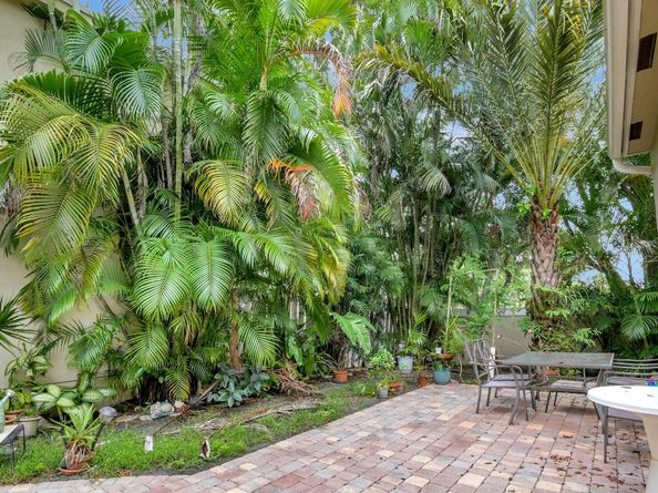 134 E Riverbend Dr, Sunrise FL 33326
