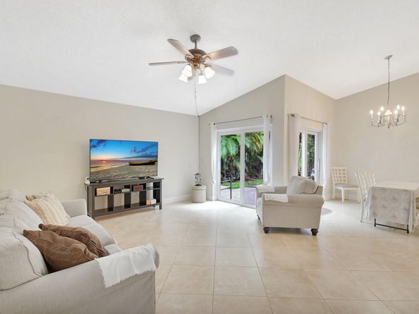 134 E Riverbend Dr, Sunrise FL 33326