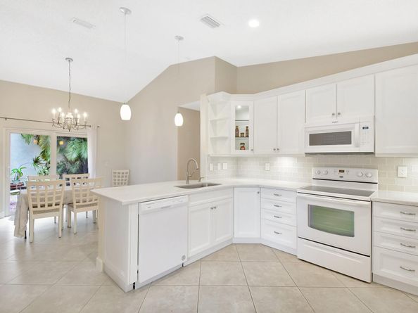 134 E Riverbend Dr, Sunrise FL 33326