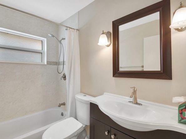 134 E Riverbend Dr, Sunrise FL 33326