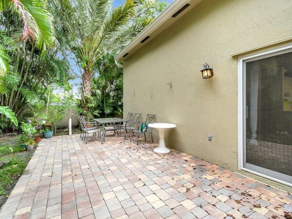 134 E Riverbend Dr, Sunrise FL 33326