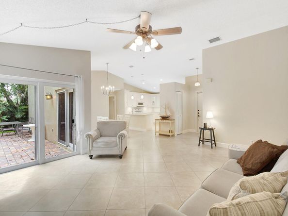 134 E Riverbend Dr, Sunrise FL 33326