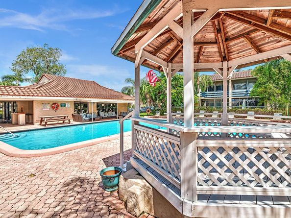5230 NE 6th Ave 24C, Oakland Park FL 33334