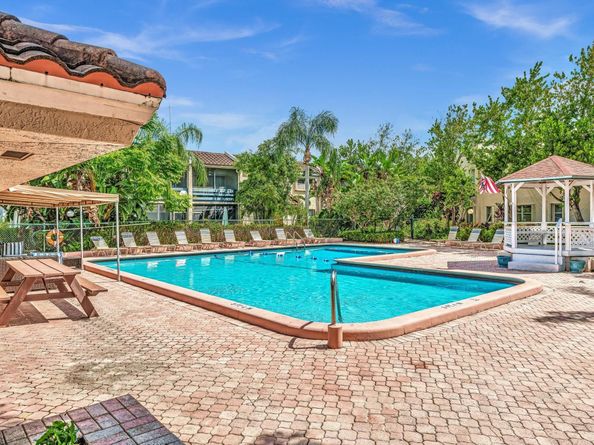 5230 NE 6th Ave 24C, Oakland Park FL 33334
