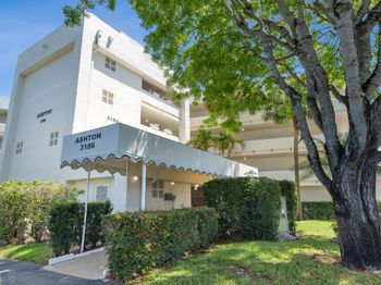 3186 Via Poinciana