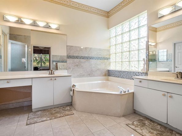 3852 Oak Ridge Cir, Weston FL 33331
