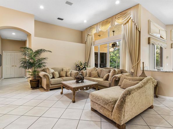 3852 Oak Ridge Cir, Weston FL 33331