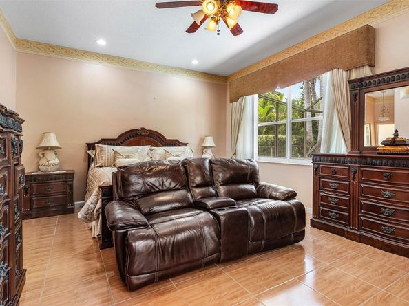 3852 Oak Ridge Cir, Weston FL 33331