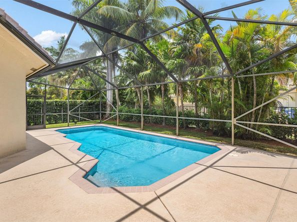 3852 Oak Ridge Cir, Weston FL 33331