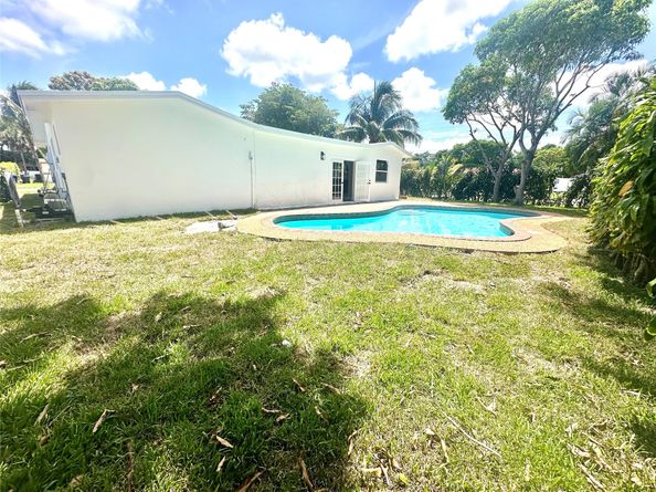 6921 SW 8TH St, North Lauderdale FL 33068