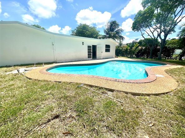 6921 SW 8TH St, North Lauderdale FL 33068