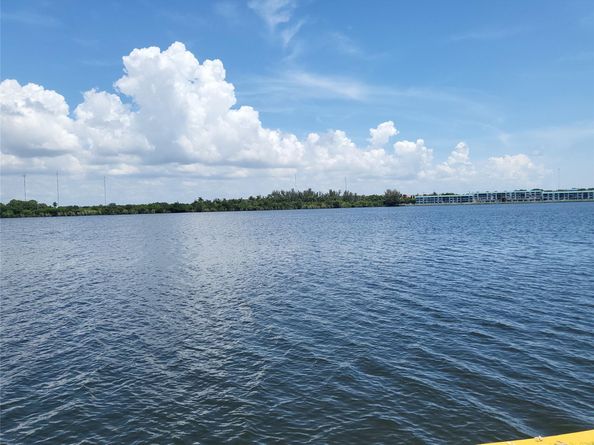 1075 NE Miami Gardens Dr 706, Miami FL 33179