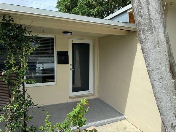 903 NE 7th St, Hallandale Beach FL 33009
