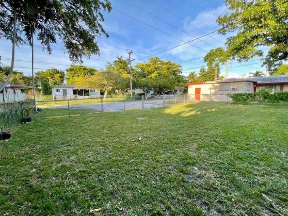 903 NE 7th St, Hallandale Beach FL 33009