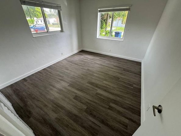 903 NE 7th St, Hallandale Beach FL 33009