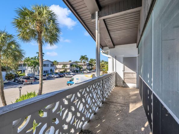 2151 NE 42nd Ct 204, Lighthouse Point FL 33064