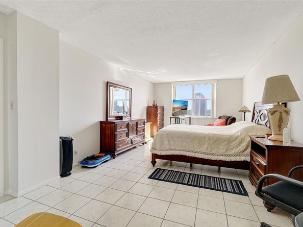 437 Golden Isles Dr 15G, Hallandale Beach FL 33009